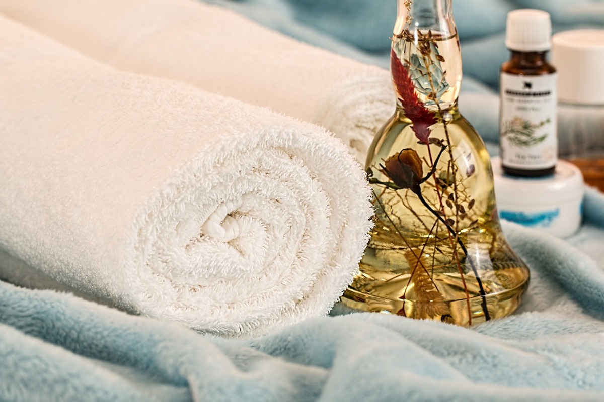 utiles de masajes con aceites y toallas